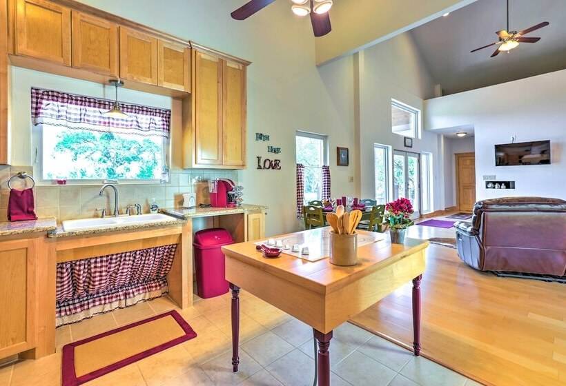 Johnson City Home W/ Hot Tub   Close To Wineries!