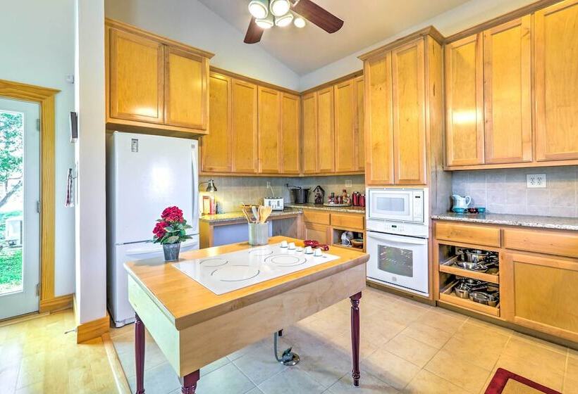 Johnson City Home W/ Hot Tub   Close To Wineries!