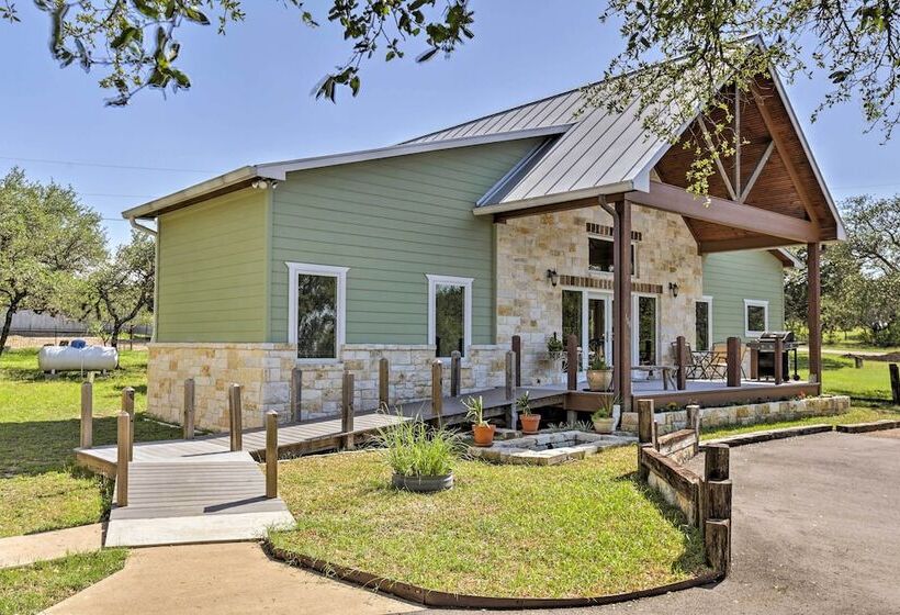 Johnson City Home W/ Hot Tub   Close To Wineries!