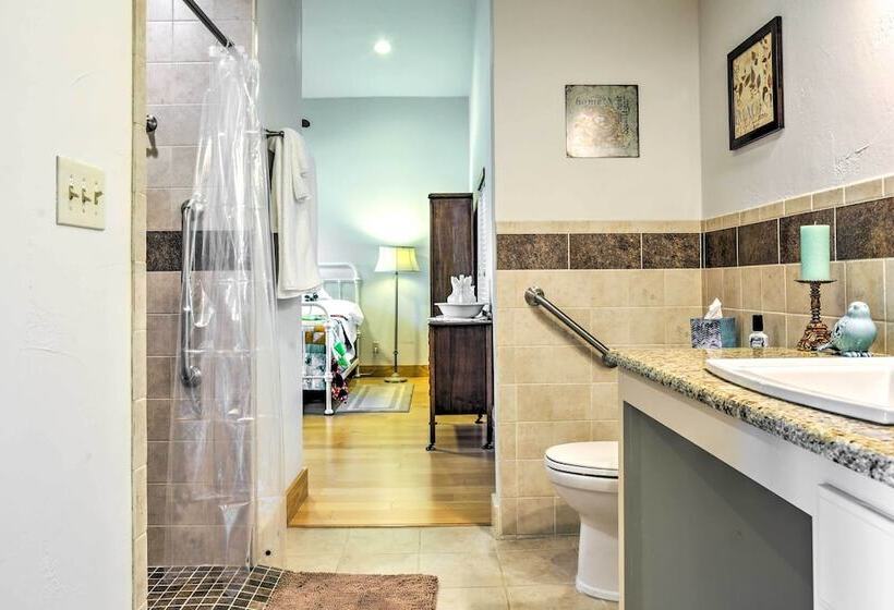 Johnson City Home W/ Hot Tub   Close To Wineries!