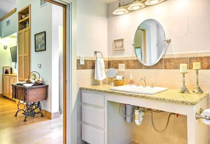 Johnson City Home W/ Hot Tub   Close To Wineries!