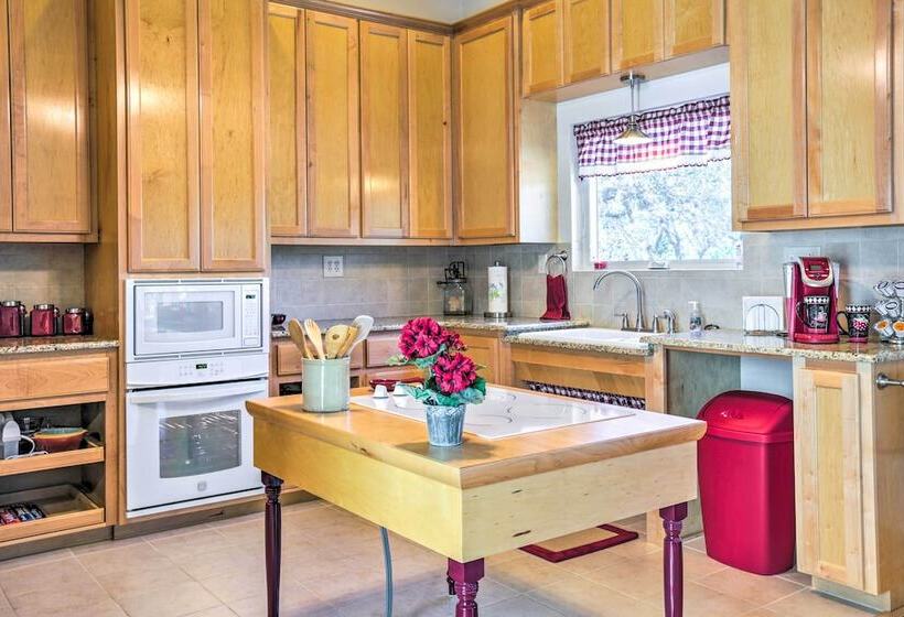 Johnson City Home W/ Hot Tub   Close To Wineries!