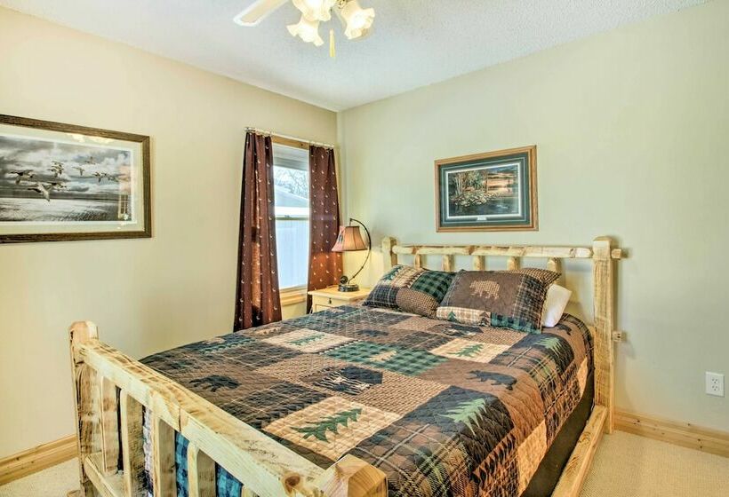 Lakefront Isle Escape W/ Dock + Fire Pit!