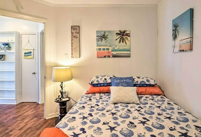 Lively Galveston Home W/ Deck & Beach Views!