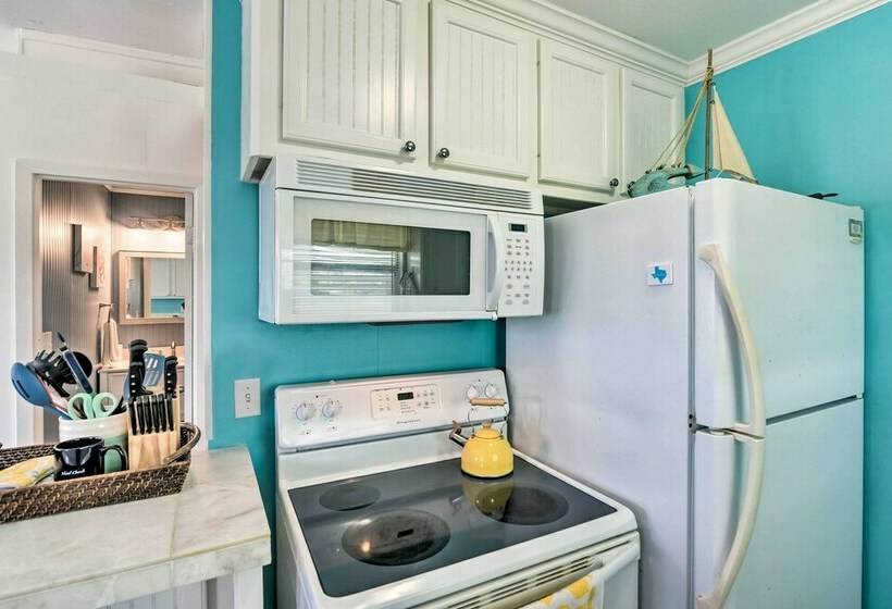 Lively Galveston Home W/ Deck & Beach Views!