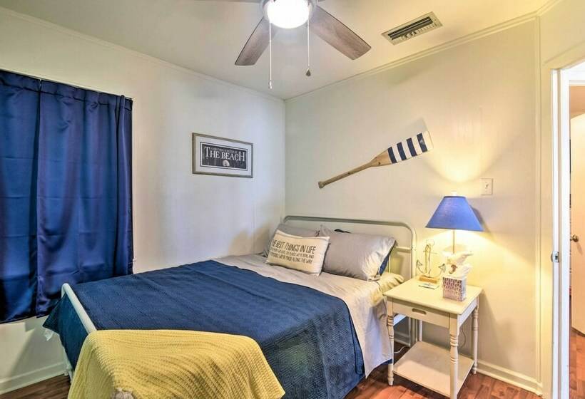 Lively Galveston Home W/ Deck & Beach Views!