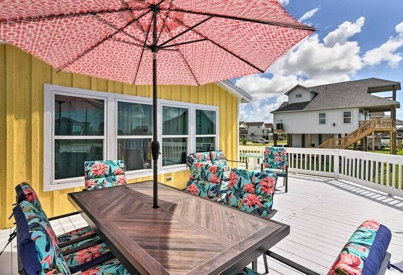 Lively Galveston Home W/ Deck & Beach Views!