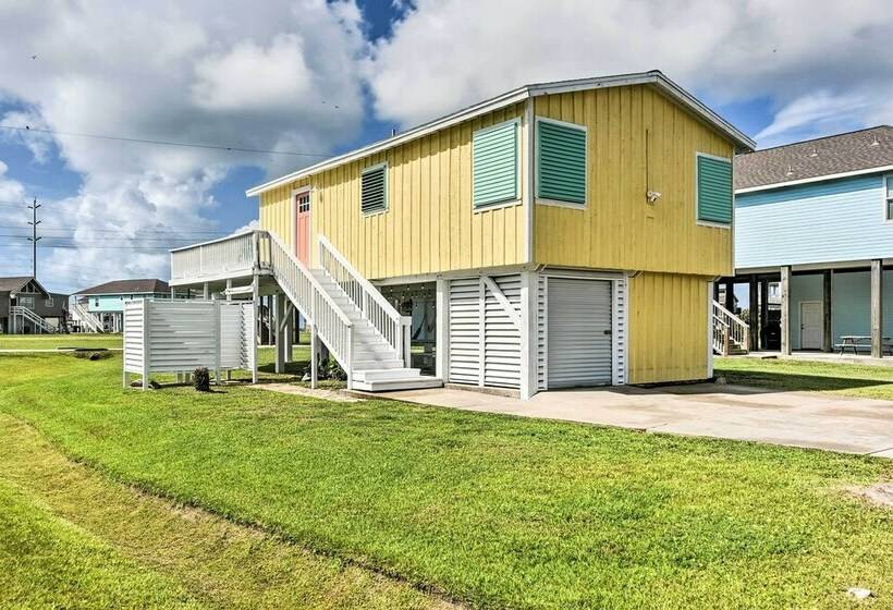 Lively Galveston Home W/ Deck & Beach Views!