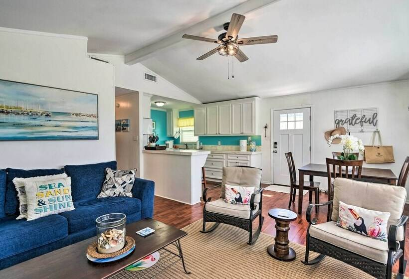 Lively Galveston Home W/ Deck & Beach Views!
