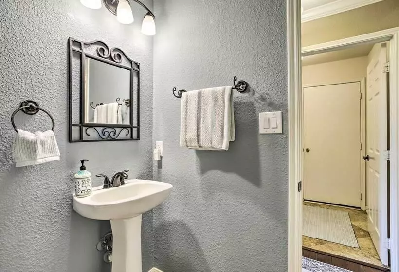 Luxe Home 30 Miles To Houston W/ Pool & Grill