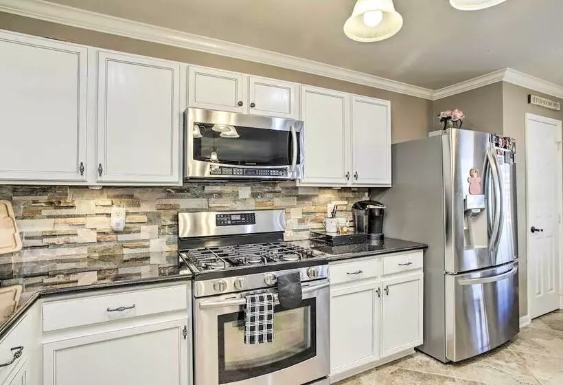 Luxe Home 30 Miles To Houston W/ Pool & Grill