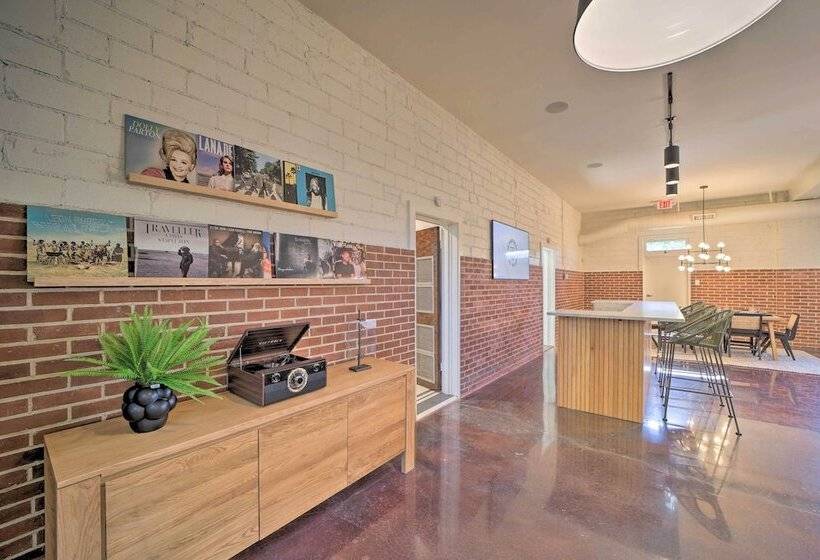 Modern Downtown Tulsa Friend Pad W/ Games!