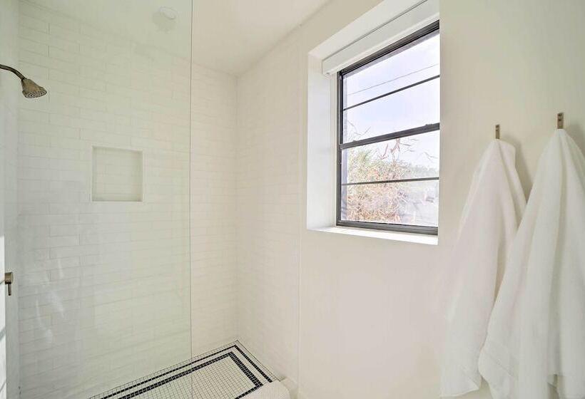 Modern Downtown Tulsa Friend Pad W/ Games!