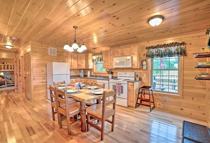 Rustic Benezette Cabin: Porch, Hot Tub & Fire Pit