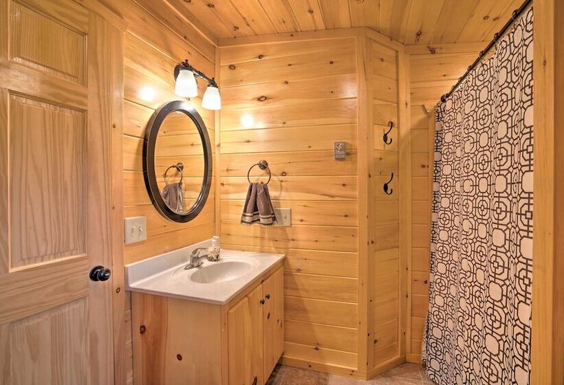 Rustic Benezette Cabin: Porch, Hot Tub & Fire Pit