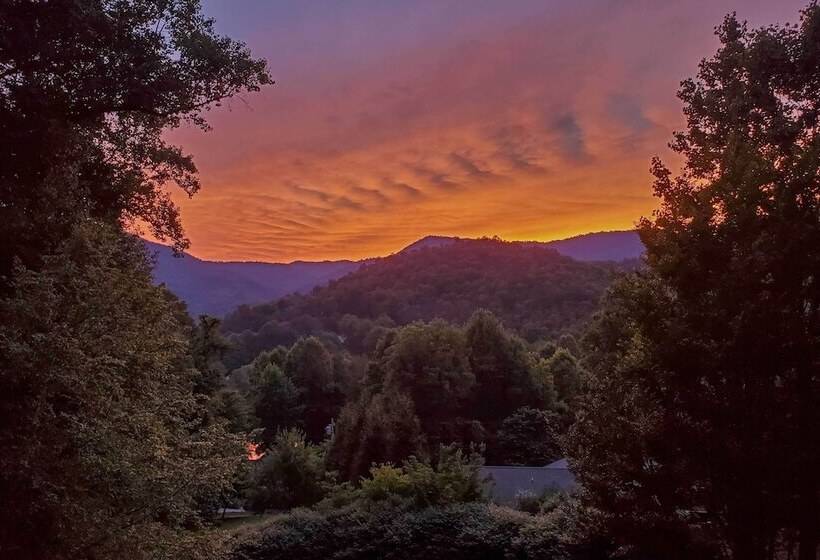 Scenic Smokies Cabin W/ Hot Tub In Golf Community!