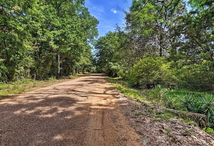 Secluded Baton Rouge Area Hideaway W/ Lawn!