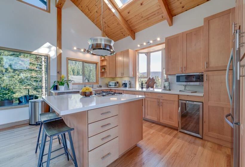 Secluded Mountain Cabin: Sweeping Lake Tahoe Views