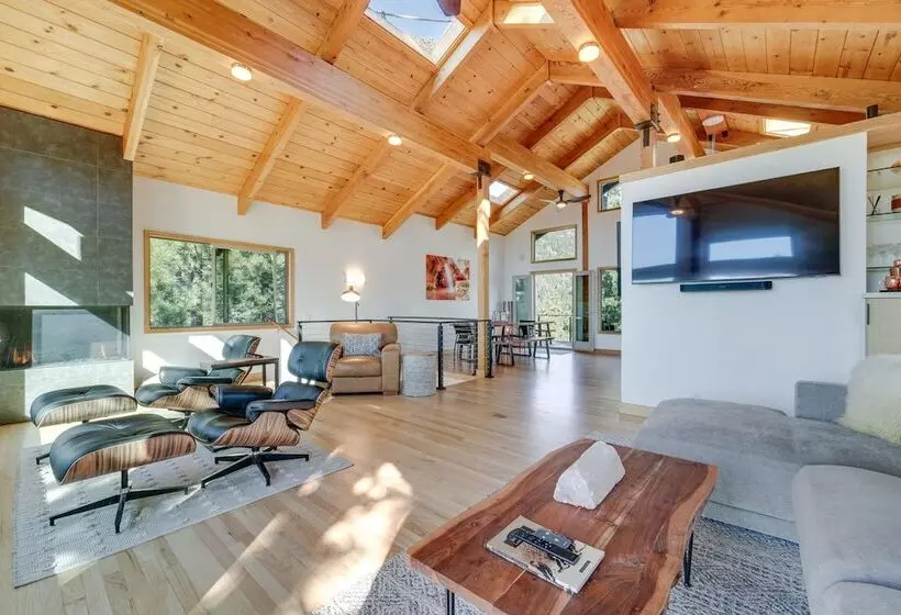 Secluded Mountain Cabin: Sweeping Lake Tahoe Views