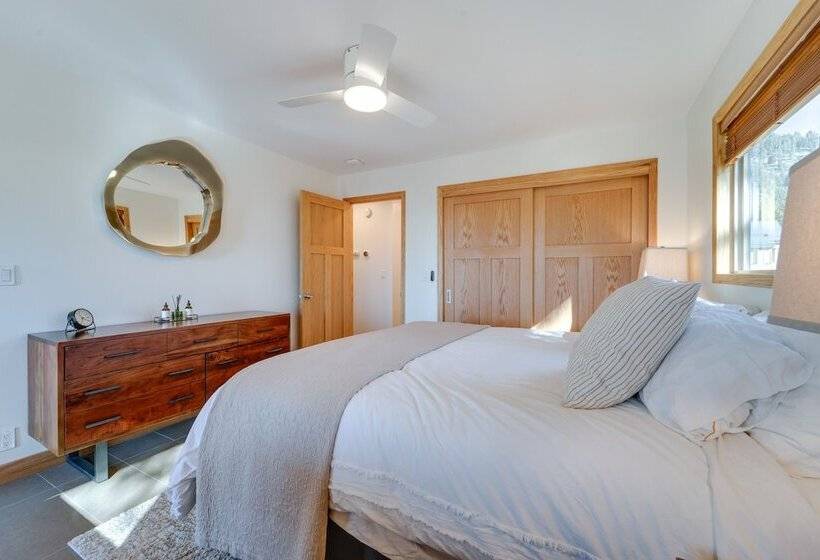 Secluded Mountain Cabin: Sweeping Lake Tahoe Views