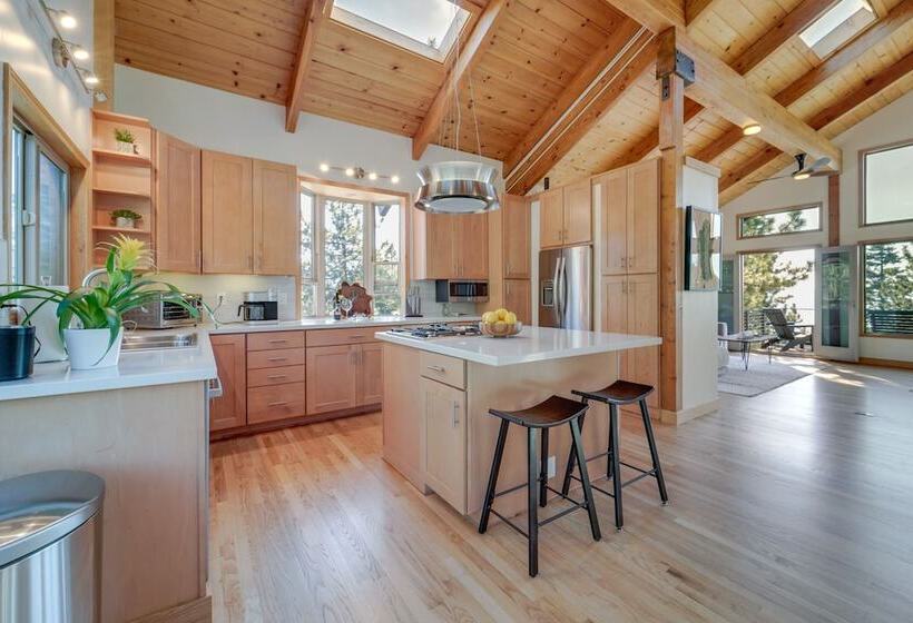 Secluded Mountain Cabin: Sweeping Lake Tahoe Views