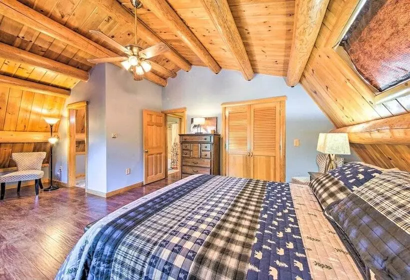 Spacious Down East Cabin W/ Deck + Views!