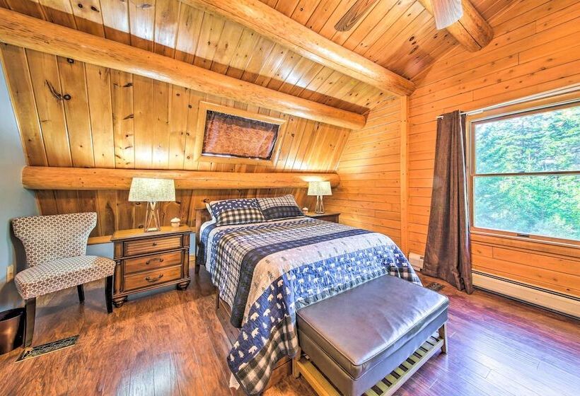 Spacious Down East Cabin W/ Deck + Views!