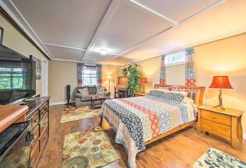 Spacious Down East Cabin W/ Deck + Views!