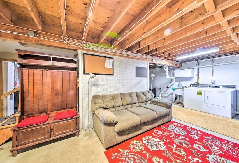 Spacious Down East Cabin W/ Deck + Views!