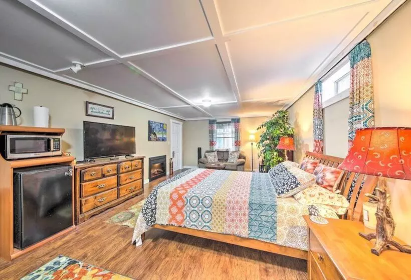 Spacious Down East Cabin W/ Deck + Views!