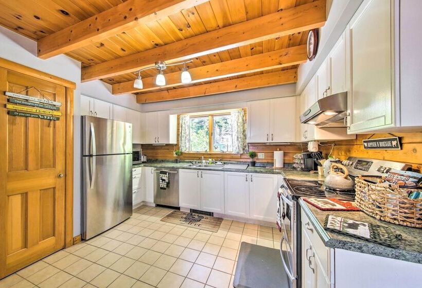 Spacious Down East Cabin W/ Deck + Views!