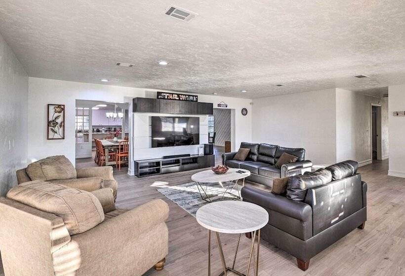 Spacious Gainesville Retreat W/ Backyard!