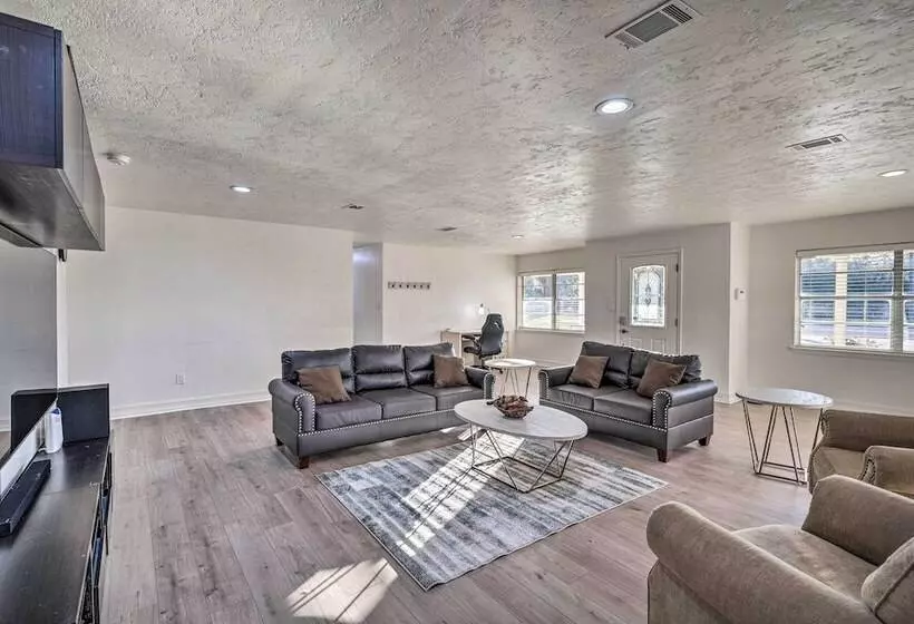 Spacious Gainesville Retreat W/ Backyard!