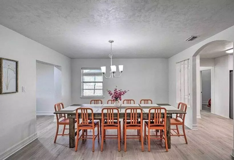 Spacious Gainesville Retreat W/ Backyard!