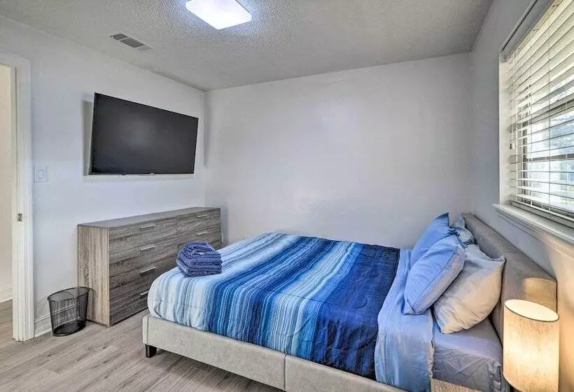 Spacious Gainesville Retreat W/ Backyard!