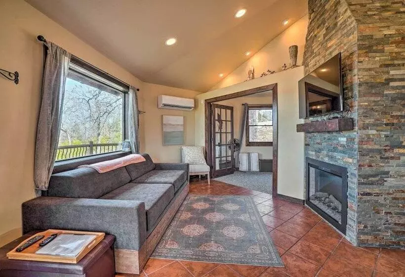 Sunset Bluff Treehouse : On Bull Shoals Lake!