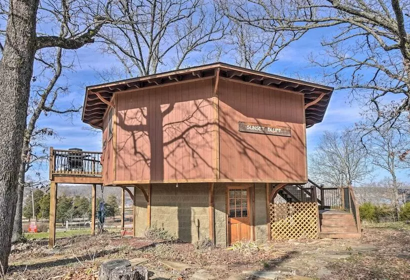 Sunset Bluff Treehouse : On Bull Shoals Lake!