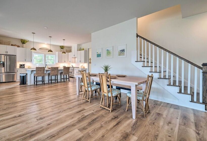 Upscale Oak Island Escape W/ 66 Ft Veranda!