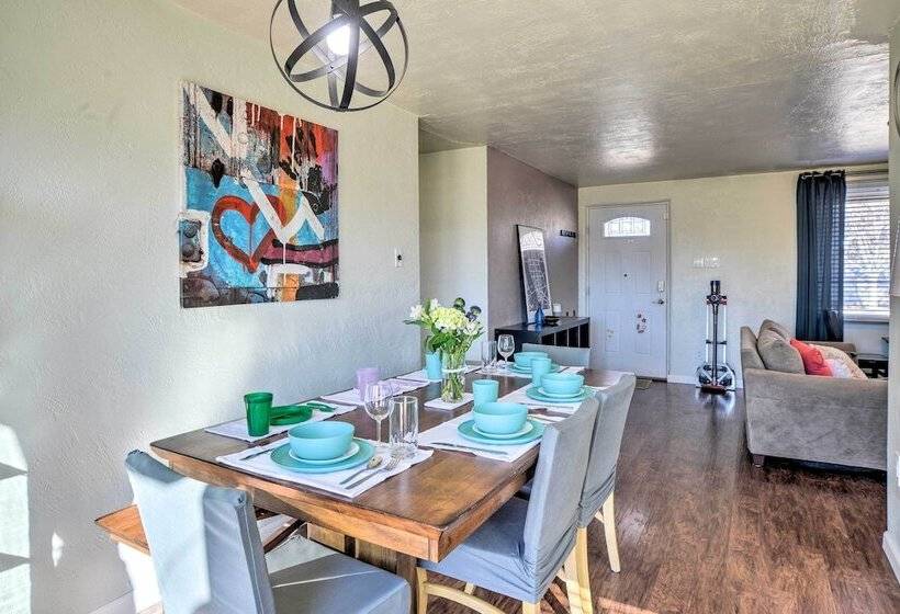 Vibrant Abq Adobe Den: Mtn Views, Walk To Park!