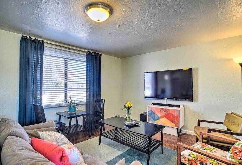 Vibrant Abq Adobe Den: Mtn Views, Walk To Park!