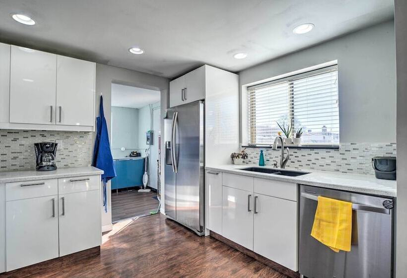 Vibrant Abq Adobe Den: Mtn Views, Walk To Park!