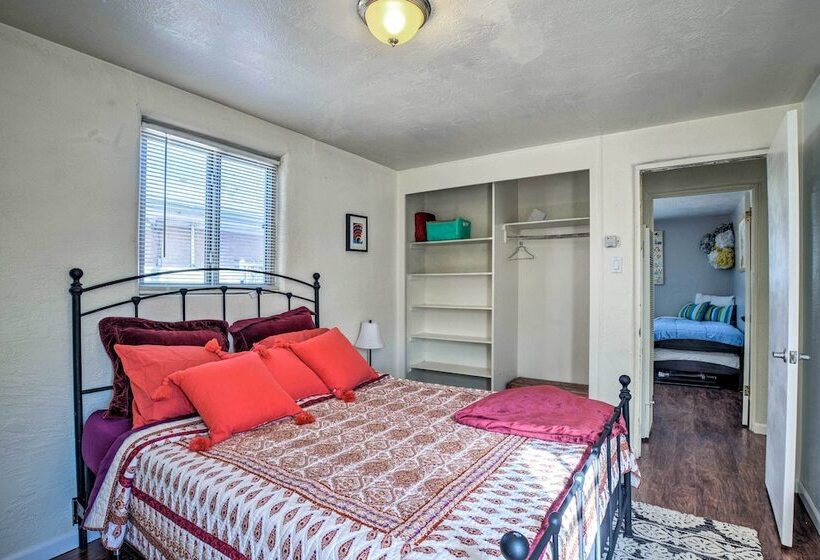 Vibrant Abq Adobe Den: Mtn Views, Walk To Park!