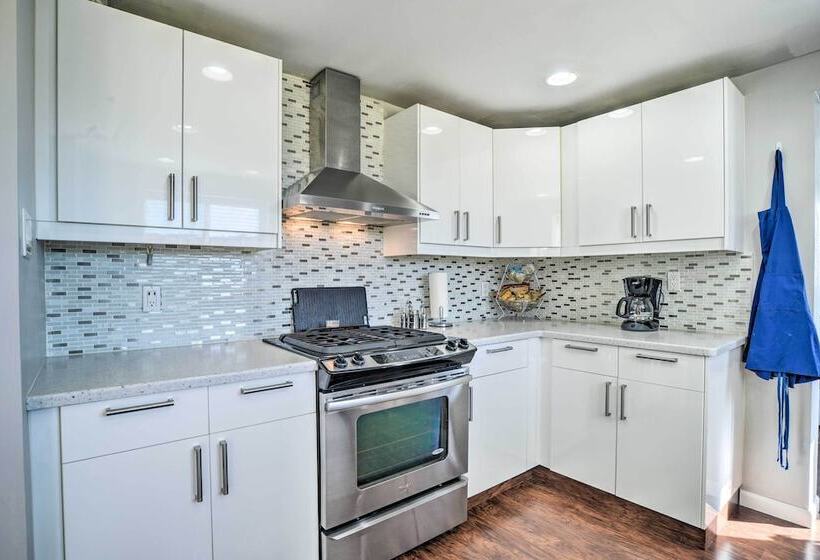 Vibrant Abq Adobe Den: Mtn Views, Walk To Park!