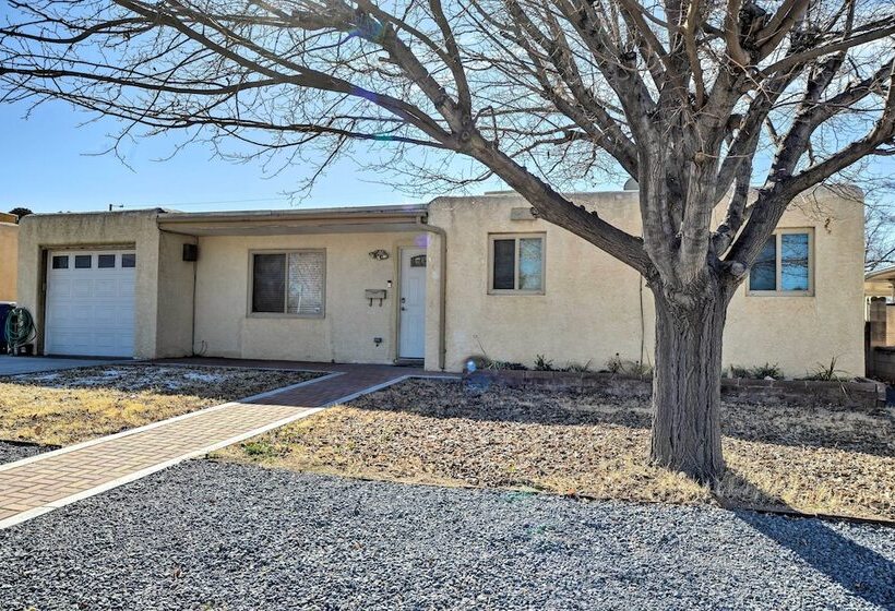 Vibrant Abq Adobe Den: Mtn Views, Walk To Park!
