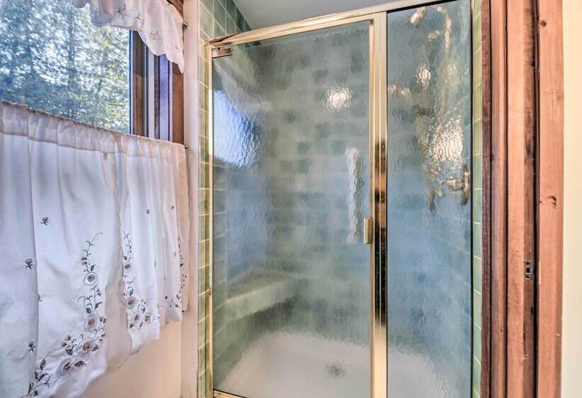 Waterfront Lake Champlain Vacation Rental!