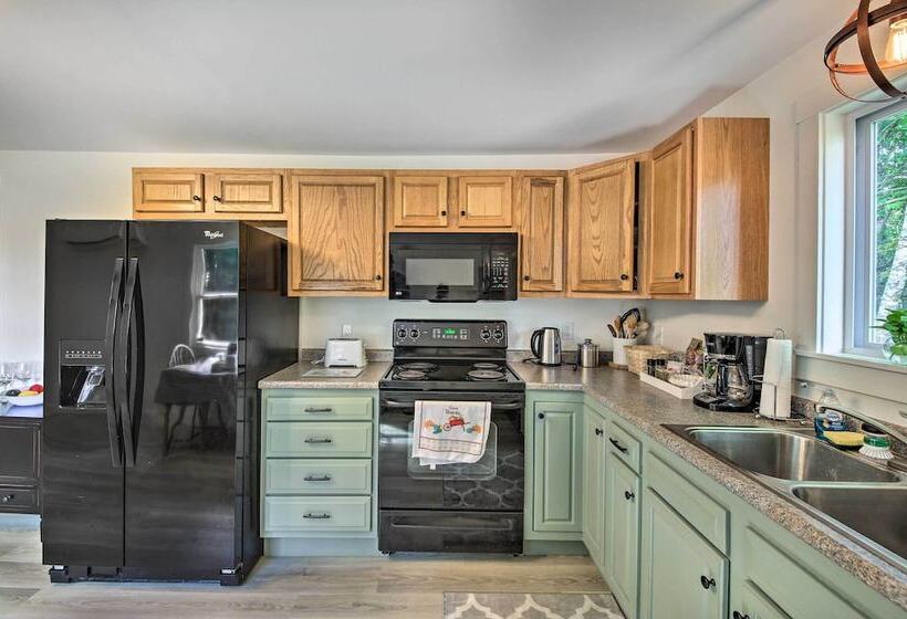 Woodsy Pittston Retreat Near Kennebec River!