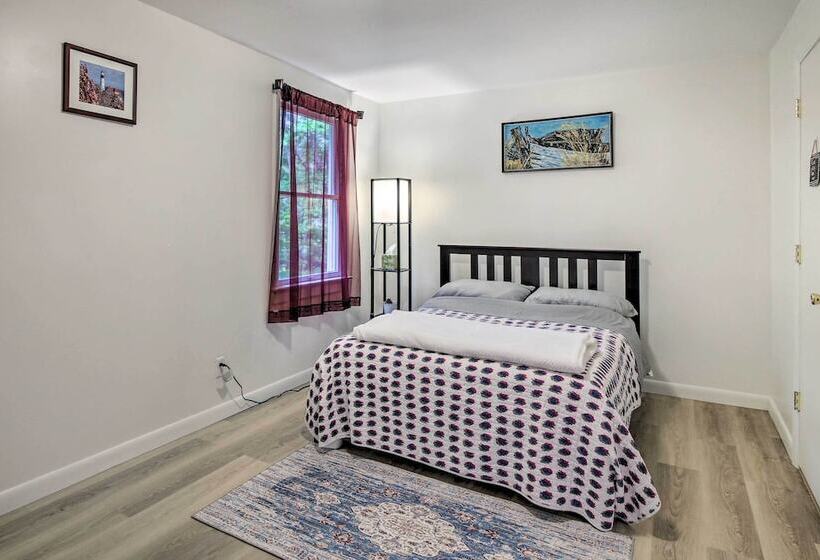 Woodsy Pittston Retreat Near Kennebec River!