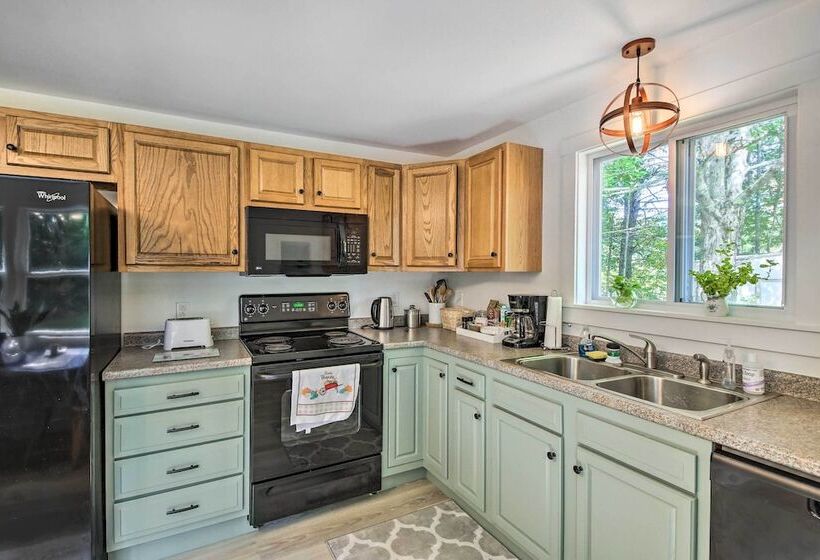 Woodsy Pittston Retreat Near Kennebec River!