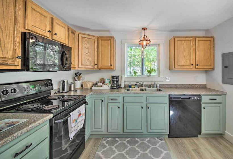 Woodsy Pittston Retreat Near Kennebec River!