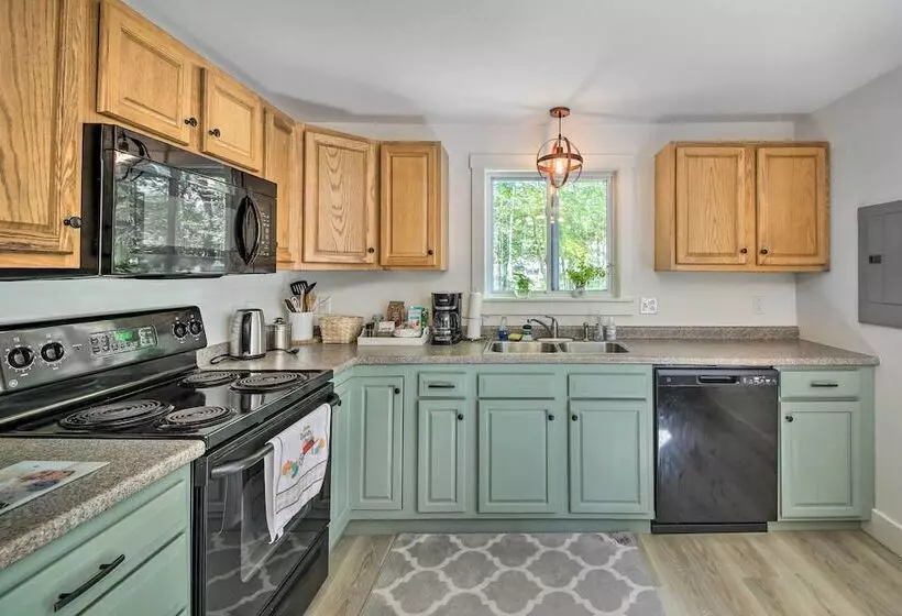 Woodsy Pittston Retreat Near Kennebec River!